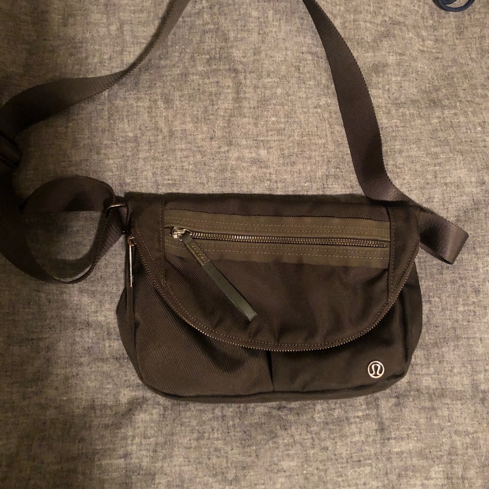 Authentic lululemon festival bag. Dark olive 💚💚